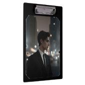 夜のスーツに謎の男 – シネマティックな都市 クリップボード (右)