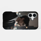 夜のスーツに謎の男 – シネマティックな都市 iPhone 16ケース (裏面横)