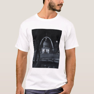 夜のセントルイスの出入口のアーチ Tシャツ