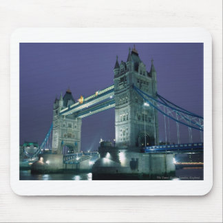 夜のタワー橋、ロンドン、イギリス マウスパッド