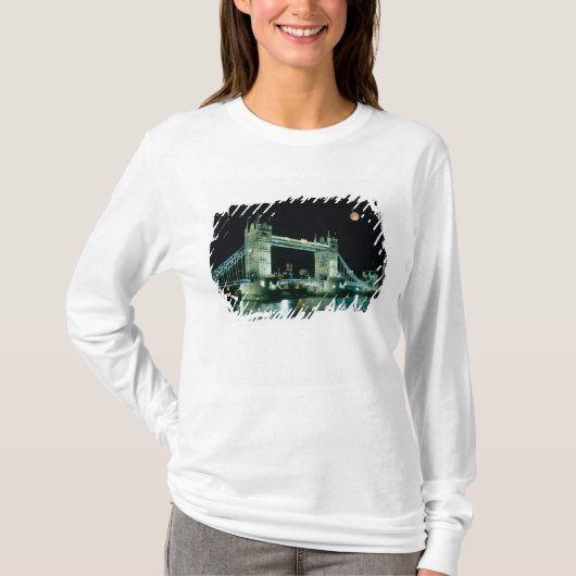 夜のタワー・ブリッジ、ロンドン、イングランド Tシャツ (正面)