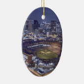 夜のデンバー都市スカイラインそしてCoors分野 セラミックオーナメント (右)