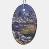 夜のデンバー都市スカイラインそしてCoors分野 セラミックオーナメント (左)