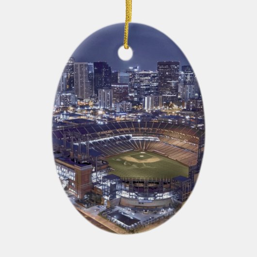 夜のデンバー都市スカイラインそしてCoors分野 セラミックオーナメント (正面)