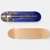 夜のドバイのマリーナの建築 スケートボード (横)