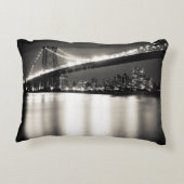 夜のニューヨークシティのウィリアムズバーグ橋 アクセントクッション (裏面)