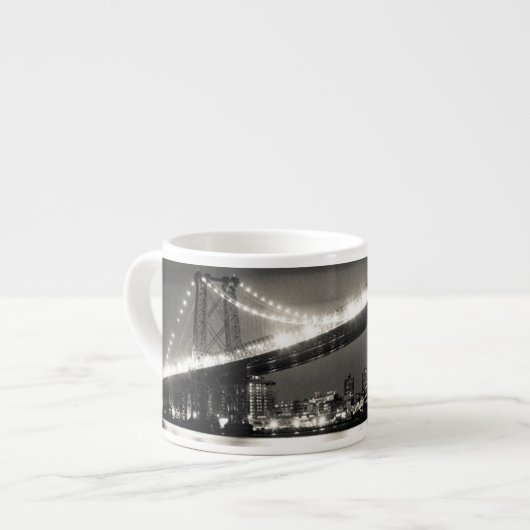 夜のニューヨークシティのウィリアムズバーグ橋 エスプレッソカップ (正面左)