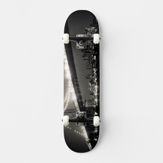 夜のニューヨークシティのウィリアムズバーグ橋 スケートボード (正面)