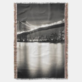 夜のニューヨークシティのウィリアムズバーグ橋 スローブランケット (正面縦)