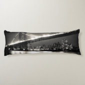 夜のニューヨークシティのウィリアムズバーグ橋 ボディピロー (裏面)