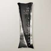 夜のニューヨークシティのウィリアムズバーグ橋 ボディピロー (正面縦)