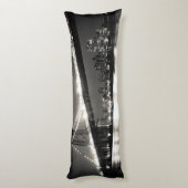 夜のニューヨークシティのウィリアムズバーグ橋 ボディピロー (裏面 (縦))