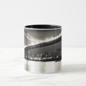 夜のニューヨークシティのウィリアムズバーグ橋 マグカップ (中央)