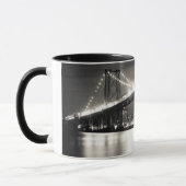 夜のニューヨークシティのウィリアムズバーグ橋 マグカップ (左)