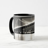 夜のニューヨークシティのウィリアムズバーグ橋 マグカップ (正面左)