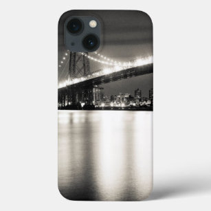 夜のニューヨークシティのウィリアムズバーグ橋 iPhone 13ケース