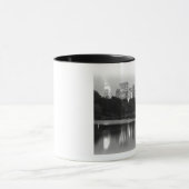 夜のニューヨークシティのスカイライン マグカップ (中央)