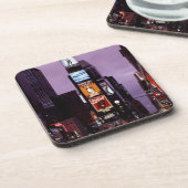 夜のニューヨーク・タイムズ・スクエアのトラフィック コースター (左側)