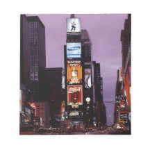 夜のニューヨーク・タイムズ・スクエアのトラフィック