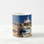 夜のバレッタ旧市街の港 コーヒーマグカップ (中央)