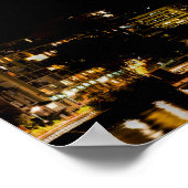 夜のパリのライトアップされたエッフェルタワー ポスター (角)