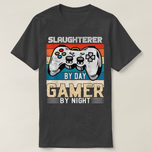 夜のビデオゲーミングファンによるデイゲーマーによる屠殺者 Tシャツ (デザイン正面)