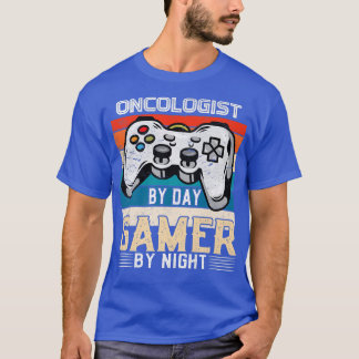 夜のビデオゲーミングファンによるデイゲーマーによる腫瘍学者 Tシャツ