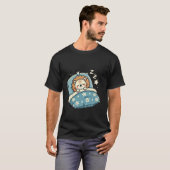 夜のベッドで寝るライオン Tシャツ (正面フル)