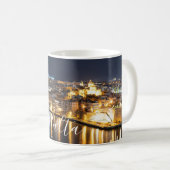 夜のマルタの3都市の眺め コーヒーマグカップ (正面右)