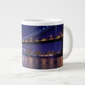 夜のマンハッタン橋の眺め ジャンボコーヒーマグカップ (正面右)