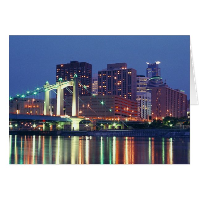 夜のミネアポリスのスカイライン (正面横)