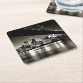 夜のモダンな白黒ニューヨーク スクエアペーパーコースター (アングル)