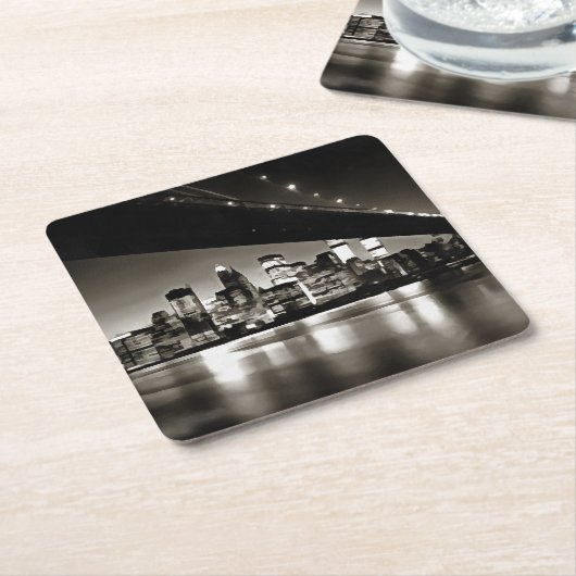 夜のモダンな白黒ニューヨーク スクエアペーパーコースター (アングル)