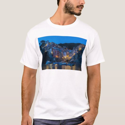 夜のリオマッジョーレCinque Terre Liguria Italy Tシャツ (正面)