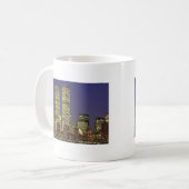 夜の世界貿易センターとのNYCのスカイライン コーヒーマグカップ (正面左)