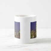 夜の世界貿易センターとのNYCのスカイライン コーヒーマグカップ (中央)