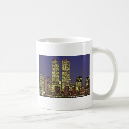 夜の世界貿易センターとのNYCのスカイライン コーヒーマグカップ (右)