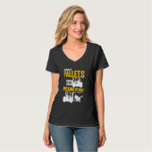 夜の倉庫で女性を拾うフォークリフトオペレータ Tシャツ (正面フル)