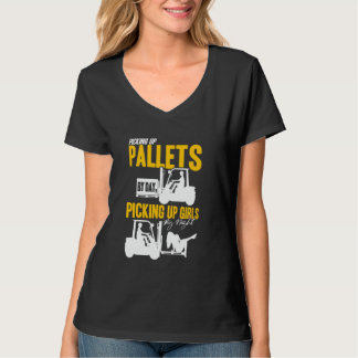 夜の倉庫で女性を拾うフォークリフトオペレータ Tシャツ