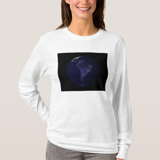 夜の全地球の都市のライトを表示6 Tシャツ (正面)