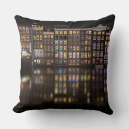 夜の多彩なライトが付いているアムステルダムの家 クッション