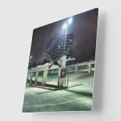 夜の屋上駐車場 – HDR スクエア壁時計 (傾斜)