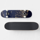 夜の州の統一された街灯。 スケートボード (横)