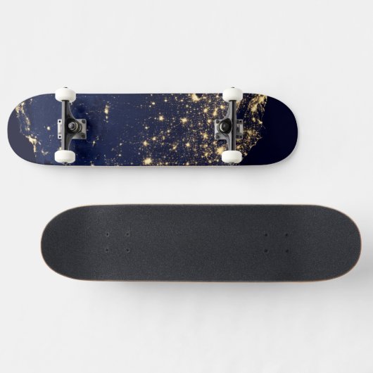 夜の州の統一された街灯。 スケートボード (横)