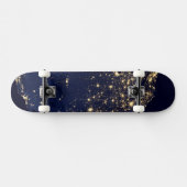 夜の州の統一された街灯。 スケートボード (横)