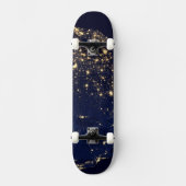 夜の州の統一された街灯。 スケートボード (正面)