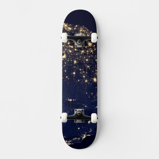 夜の州の統一された街灯。 スケートボード (正面)