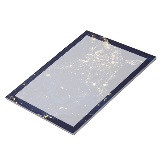 夜の州の統一された街灯。 ノートパッド (アングル)