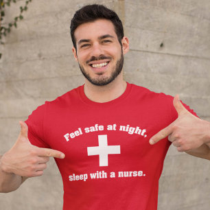 夜の感じの金庫。 看護婦との睡眠 Tシャツ