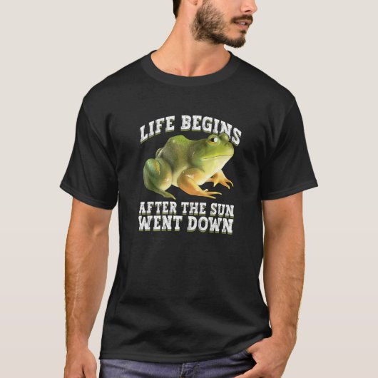 夜の散歩とカエルのキャッチ Tシャツ (正面)